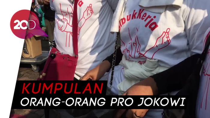 Kaus #DiaSibukKerja Juga Ramaikan CFD