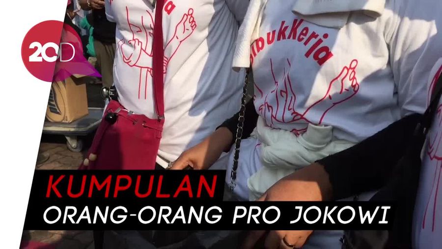 Kaus #DiaSibukKerja Juga Ramaikan CFD
