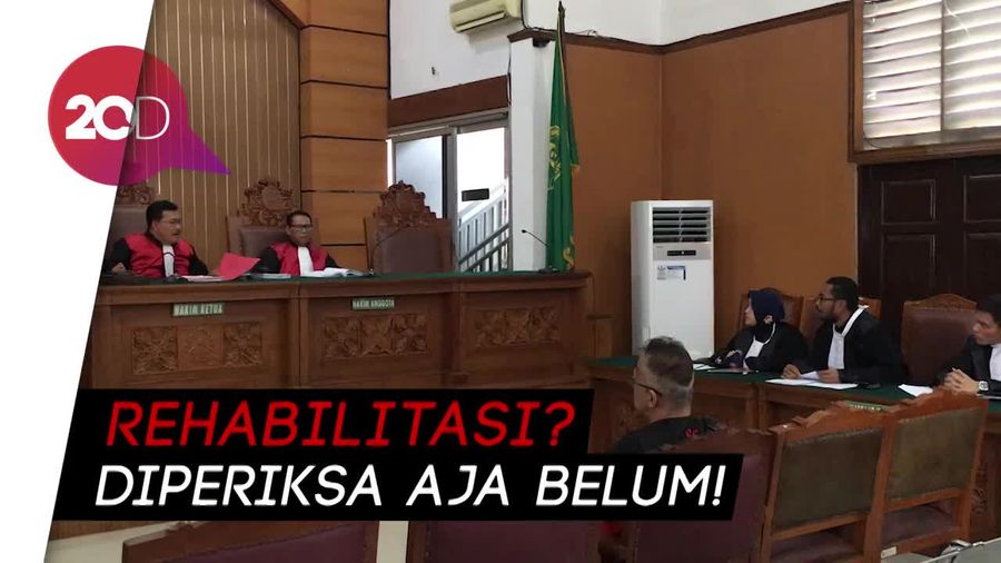 Hakim Marah Tim Pengacara Tio Pakusadewo Minta Rehab