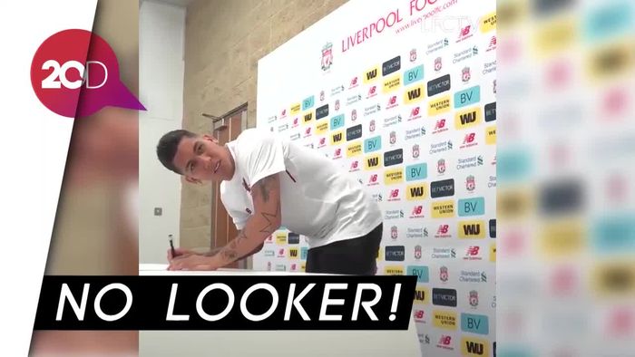 Gaya Nyentrik Firmino saat Perpanjang Kontrak