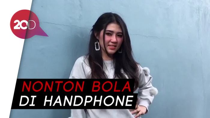 Sibuk Kerja, Ini Cara Via Vallen Tetap Bisa Nonton Bola