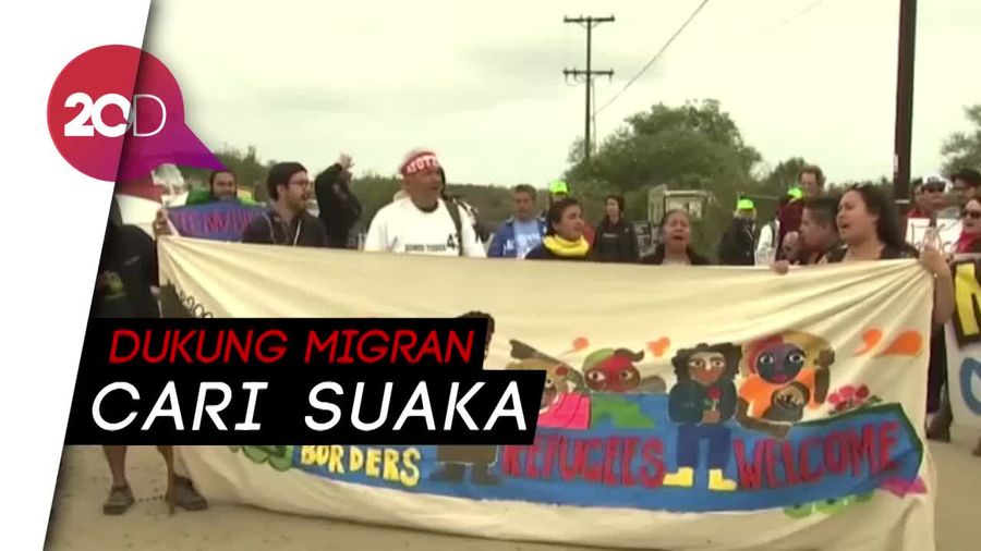 Protes Trump, Warga Demo dan Panjat Pagar Pembatas
