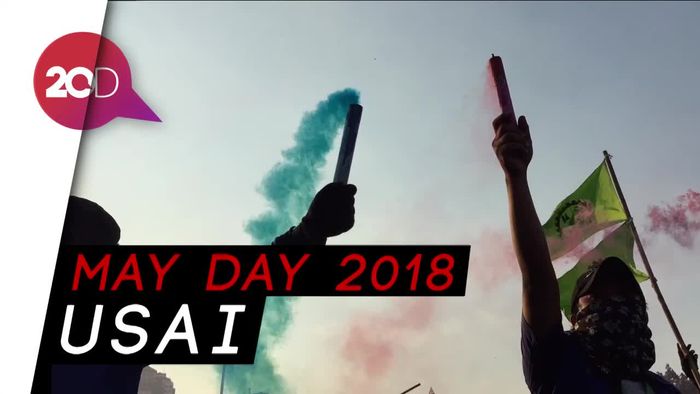 Petasan dan Flare Akhiri Aksi May Day di Depan Istana