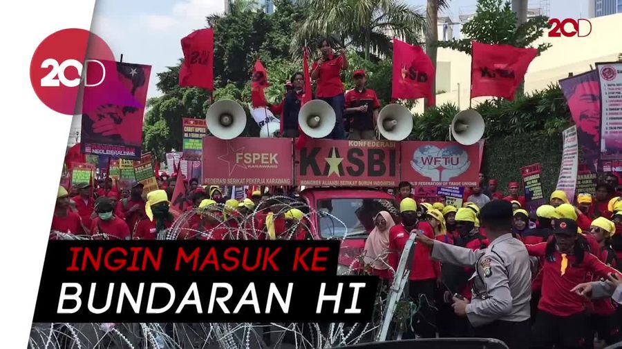 Tegang! Massa Buruh KASBI Sempat Ingin Terabas Kawat Berduri