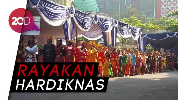 Pakaian Adat Hiasi Upacara Hari Pendidikan Nasional di Kemendikbud