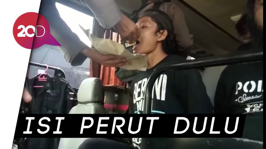 Momen Mesra Polisi Suapi Napi Teroris di Mako Brimob