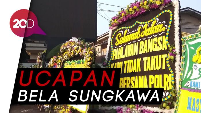 Sederet Karangan Bunga Hiasi Mako Brimob 