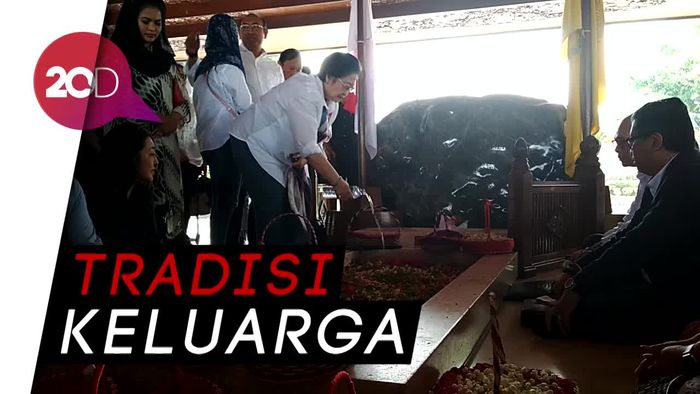 Momen Megawati Nyekar di Makam Bung Karno