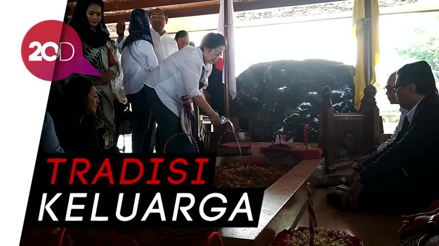 Momen Megawati Nyekar di Makam Bung Karno