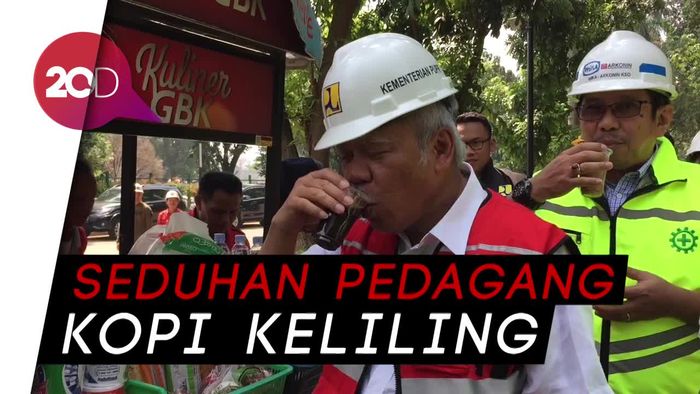 Gaya Menteri PUPR Ngopi di Sela Inspeksi Venue GBK
