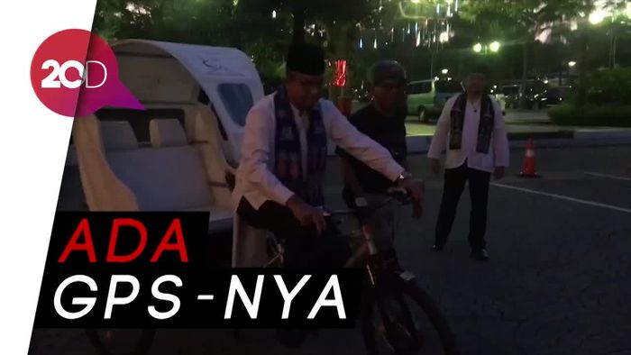 Saat Anies Gowes Becak ala Jerman di Balai Kota
