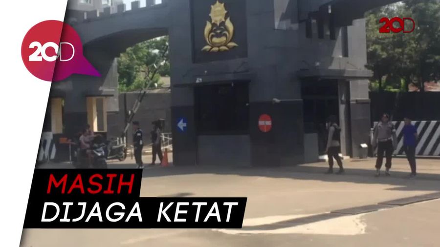 Polisi Bersenjata Masih Siaga di Depan Mako Brimob