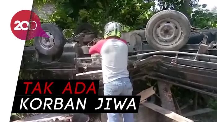Pikap Terbalik di Jalur Ternggalek-Tulungagung Akibat Sopir Ngantuk