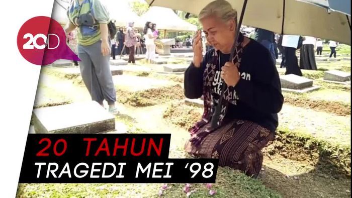 Tangis Orang Tua Tragedi  Mei 98 di TPU Pondok Rangon
