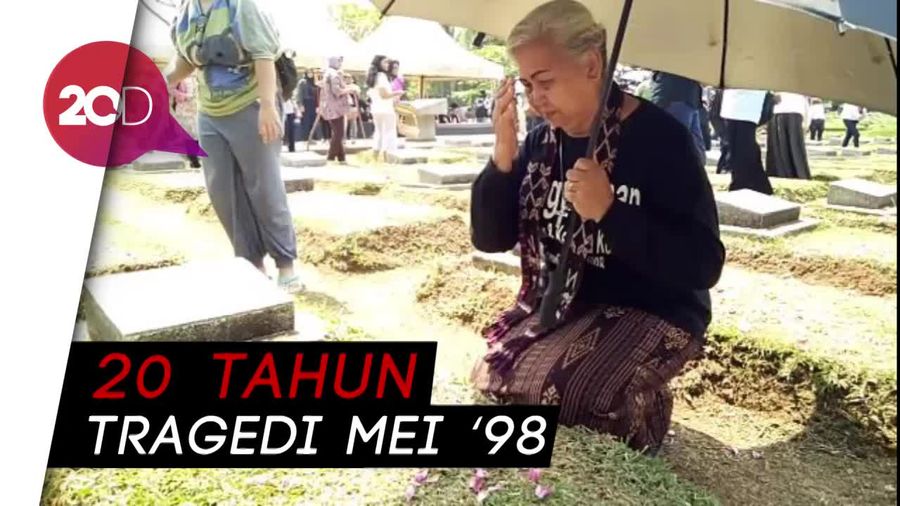 Tangis Orang Tua Tragedi  Mei 98 di TPU Pondok Rangon