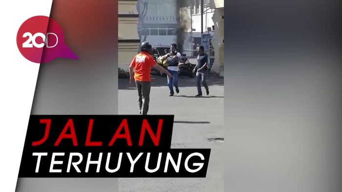 Polisi Selamatkan Bocah di Lokasi Ledakan Polrestabes 