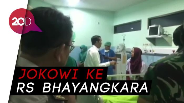 Momen Jokowi Jenguk Korban Teror Bom Gereja di Surabaya 