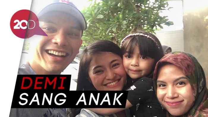Sudah Bercerai dan Menikah Lagi, Pasangan Artis Ini Tetap Akur!