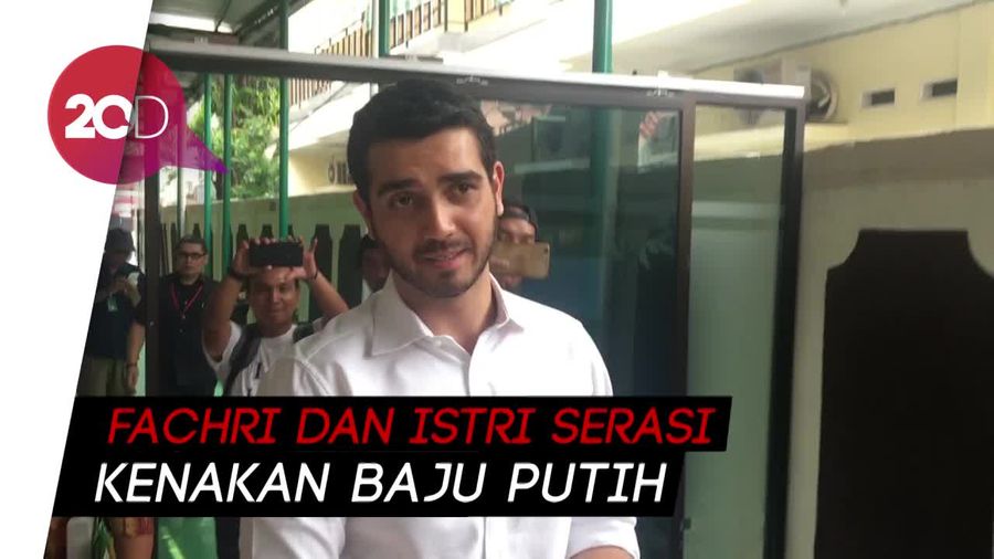 Sidang Perdana, Fachri Albar Didampingi Istri