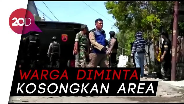 Densus 88 Geledah Rumah Kontrakan Bomber Polrestabes Surabaya