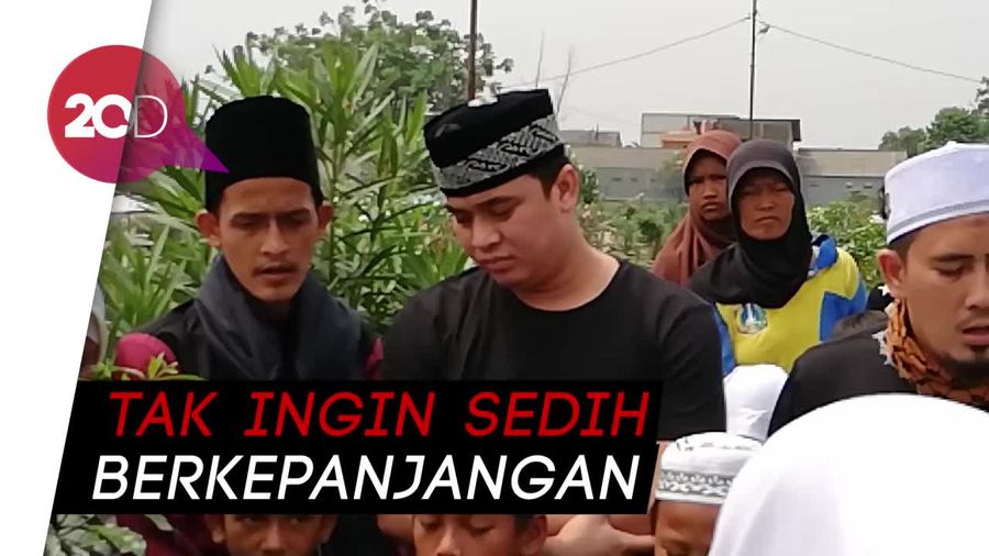 Billy Syahputra Rutin Nyekar ke Makam Olga Jelang Ramadan