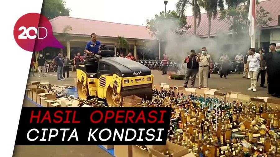 Polisi Musnahkan Ribuan Botol Miras di Bekasi