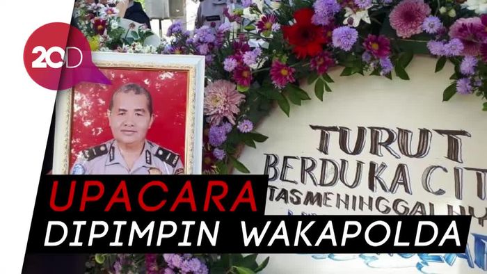 Polisi yang Guru Mengaji itu pun Dimakamkan