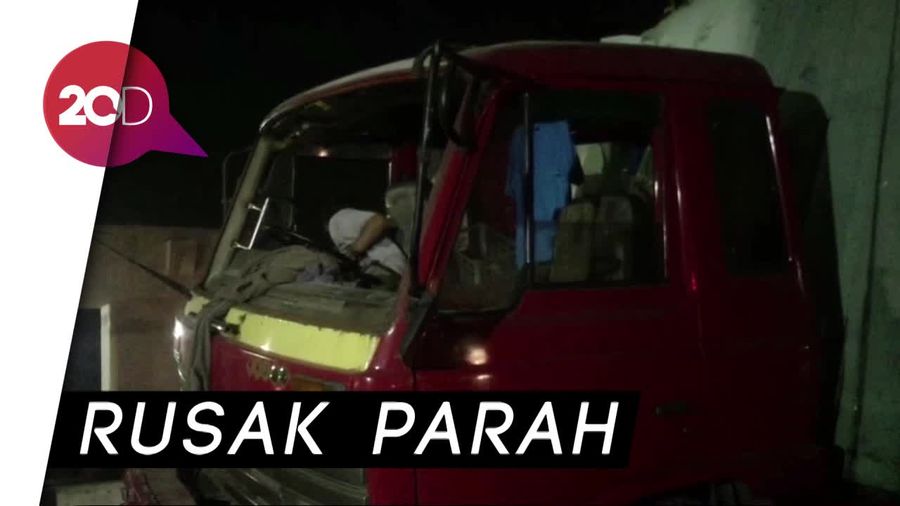 Brak! Truk Tabrak Jembatan Kereta Matraman
