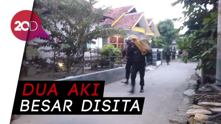 Densus 88 Geledah Rumah Terduga Teroris di Cirebon
