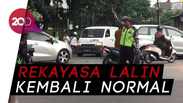 Beton Perekayasa Lalu Lintas di Simpang Duren Tiga Dibongkar