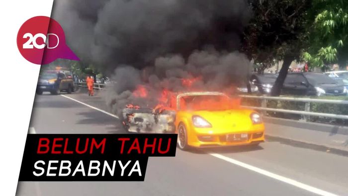 Penampakan Mobil Sport yang Terbakar di Slipi