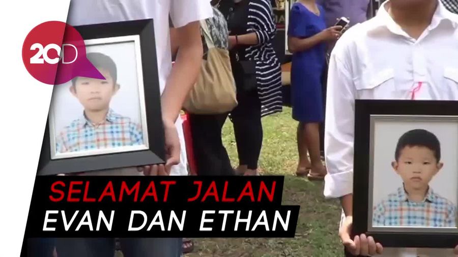 Pemakaman Kakak Beradik Korban Bom Gereja Diselimuti Haru