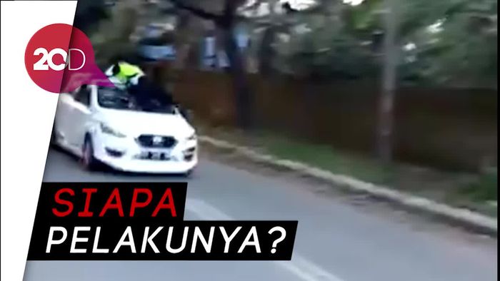 Video Polisi Nyangkut di Atap Mobil Usai Ditabrak