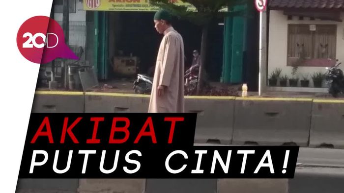 Heboh Pria Bergamis Salat di Tengah Jalan