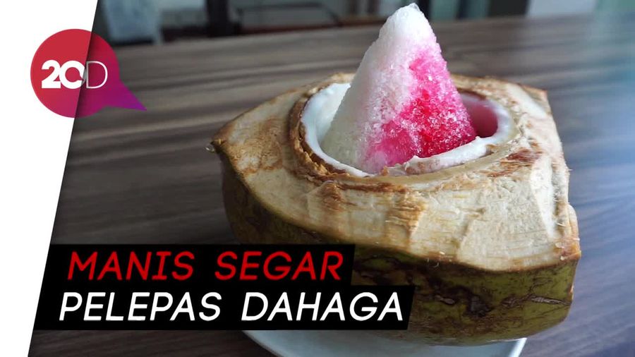 Segar! Buka Puasa dengan Es Campur dalam Batok Kelapa