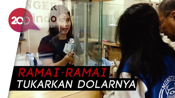 Dolar AS Tembus Rp 14.200, Money Changer Diserbu Nasabah
