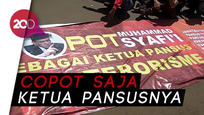 Pemuda Geruduk Gedung DPR Tuntut Selesaikan RUU Antiterorisme