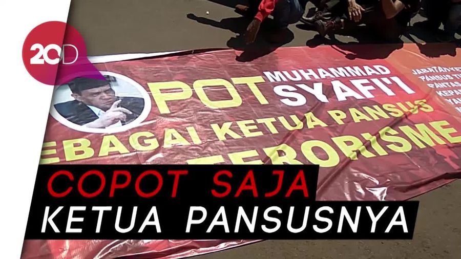 Pemuda Geruduk Gedung DPR Tuntut Selesaikan RUU Antiterorisme