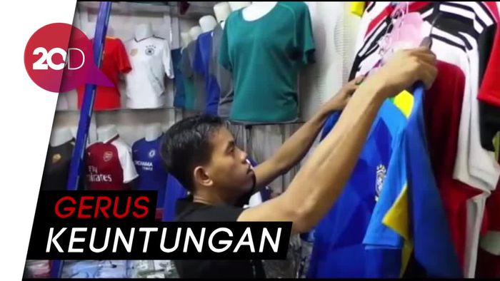 Dolar Tembus Rp 14.200, Pedagang Jersey Impor Teriak