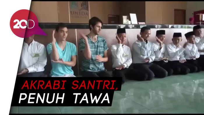 Saat 7 Bule AS Belajar Tari Saman dan Sarungan di Ponpes Gontor