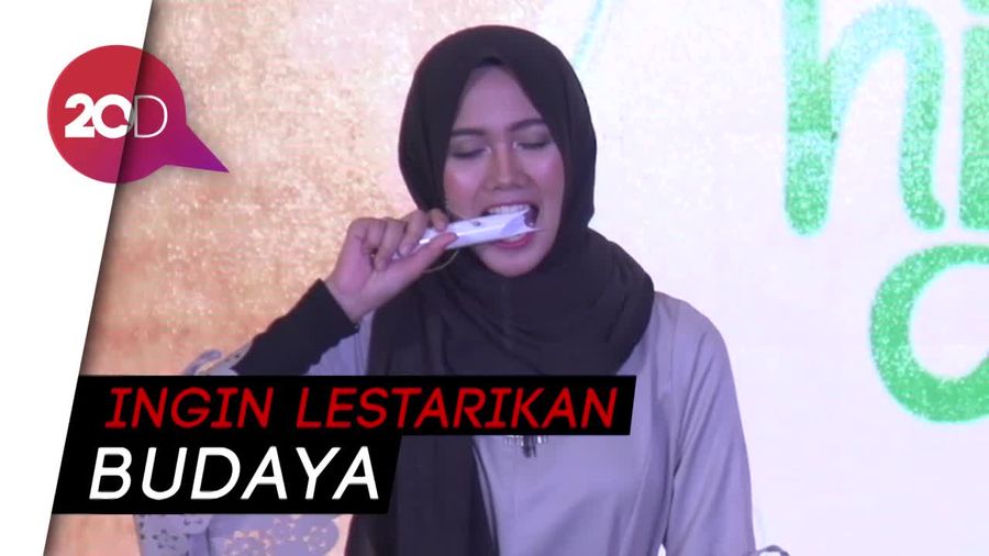 Hijabers Cantik Ini Uji Kebolehan Debus dengan Makan Neon