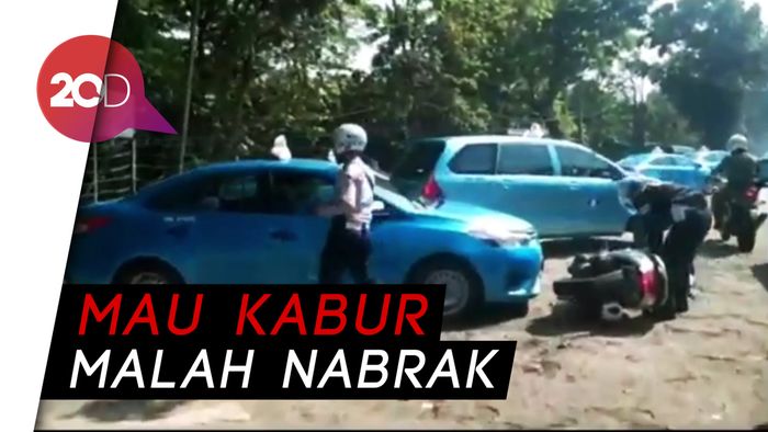 Panik! Taksi Serempet Motor Petugas saat Razia Parkir Liar