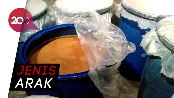 Polisi Gerebek Pabrik Miras di Lamongan