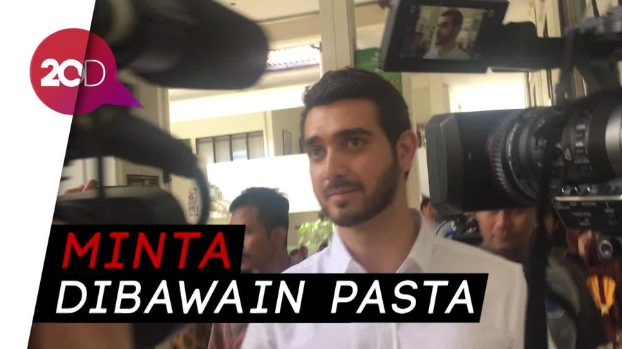 Renata Suka Bawakan Makanan Kesukaan Fachri Albar