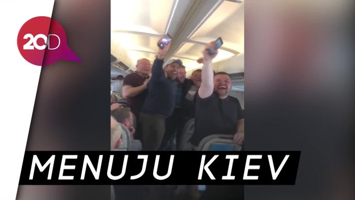 Lagi, Fans Liverpool Buat Gemuruh di Pesawat
