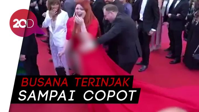 Duh! Jalan di Red Carpet, Busana Model Rusia Ini Copot