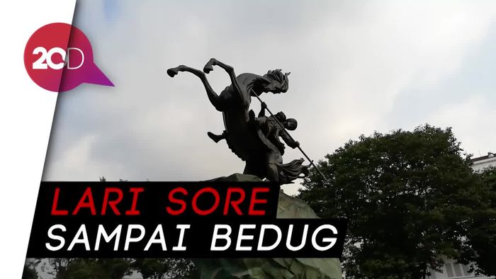 Ngabuburit Sambil Lari Sore di Taman Suropati