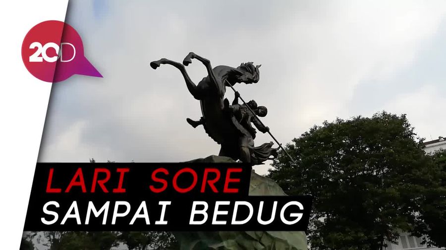Ngabuburit Sambil Lari Sore di Taman Suropati
