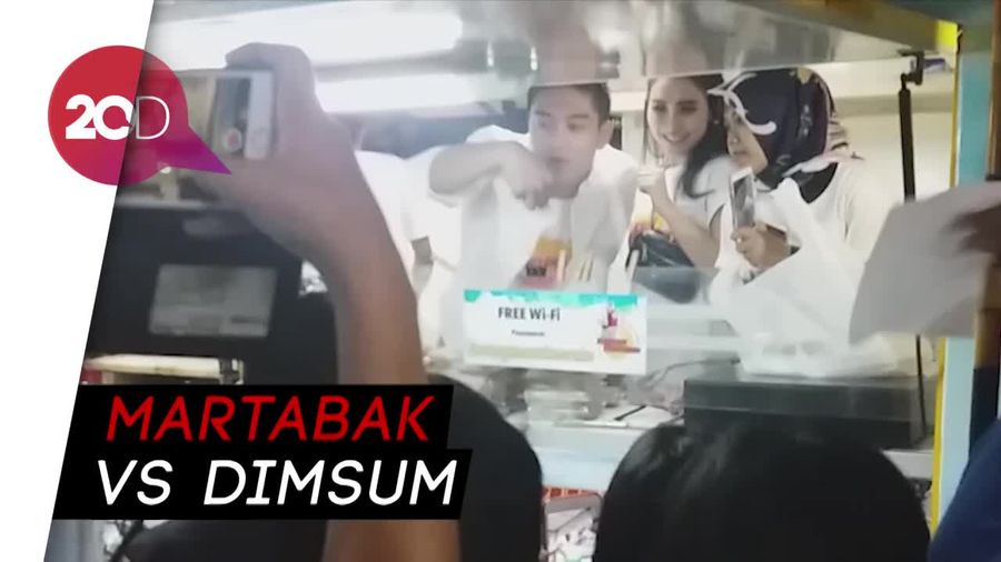 Gaya Ayu Ting Ting dan Boy William Jualan Martabak