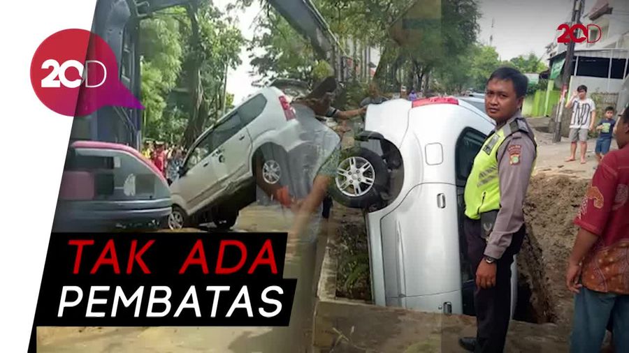 Mobil Terperosok ke Lubang Galian